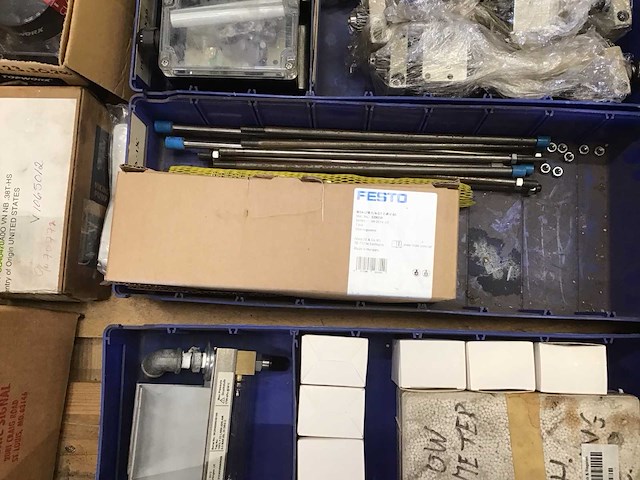 Pallets met industriële onderdelen (3x) - afbeelding 2 van  14