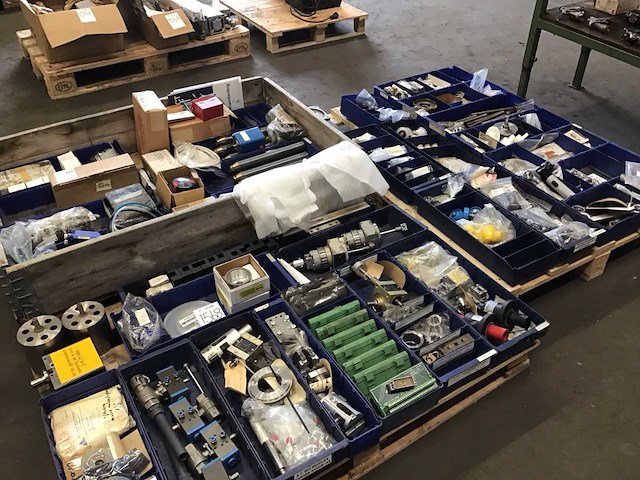 Pallets met industriële onderdelen (3x) - afbeelding 1 van  14