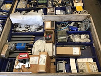 Pallets met industriële onderdelen (3x) - afbeelding 9 van  14