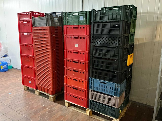 Pallets met stapelkratten (3x) - afbeelding 1 van  8