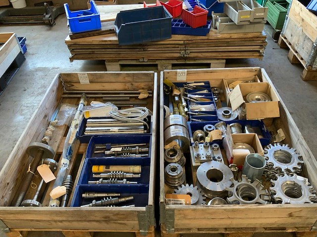 Pallets met tandwielen, wormassen en diversen (2x) - afbeelding 1 van  9