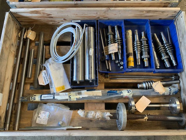 Pallets met tandwielen, wormassen en diversen (2x) - afbeelding 5 van  9