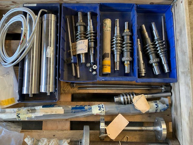 Pallets met tandwielen, wormassen en diversen (2x) - afbeelding 6 van  9