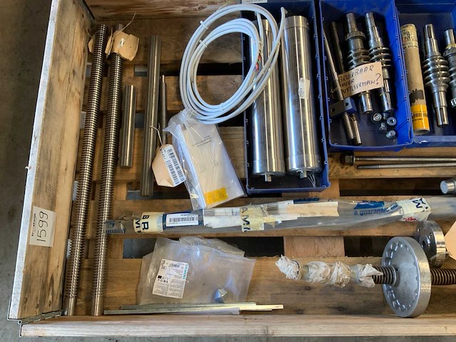 Pallets met tandwielen, wormassen en diversen (2x) - afbeelding 7 van  9