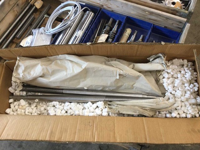 Pallets met tandwielen, wormassen en diversen (2x) - afbeelding 8 van  9