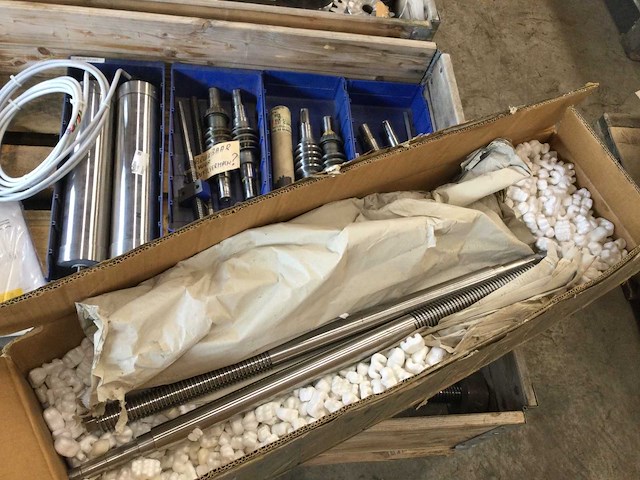 Pallets met tandwielen, wormassen en diversen (2x) - afbeelding 9 van  9