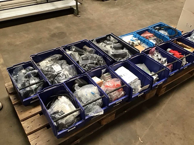 Pallets onderdelen ten behoeve van zonnepanelen en diversen (2x) - afbeelding 1 van  6