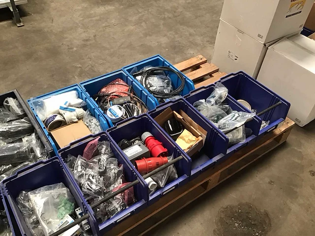 Pallets onderdelen ten behoeve van zonnepanelen en diversen (2x) - afbeelding 2 van  6