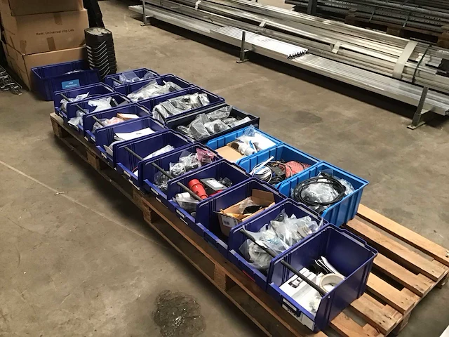 Pallets onderdelen ten behoeve van zonnepanelen en diversen (2x) - afbeelding 3 van  6