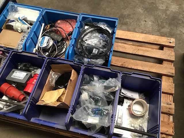 Pallets onderdelen ten behoeve van zonnepanelen en diversen (2x) - afbeelding 4 van  6