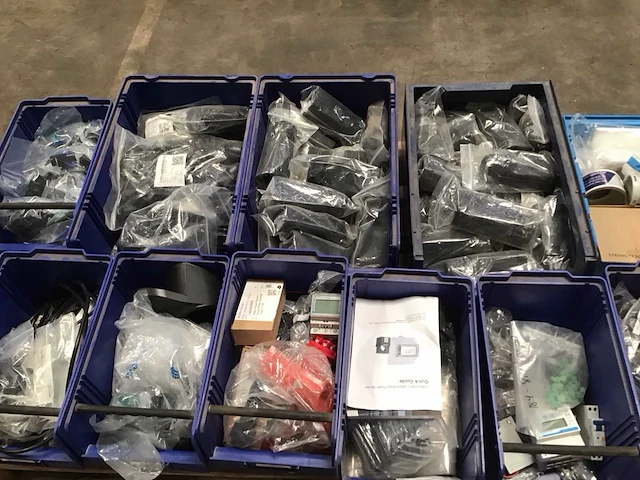 Pallets onderdelen ten behoeve van zonnepanelen en diversen (2x) - afbeelding 6 van  6