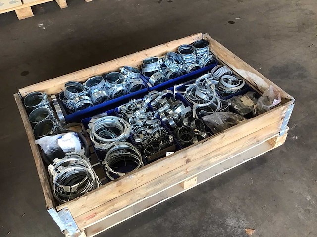 Pallets slangklemmen en diversen (4x) - afbeelding 1 van  2