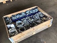 Pallets slangklemmen en diversen (4x) - afbeelding 1 van  2