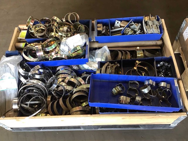 Pallets slangklemmen en diversen (4x) - afbeelding 2 van  2