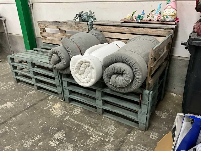 Pallets zelfbouw tuinbank - afbeelding 2 van  2