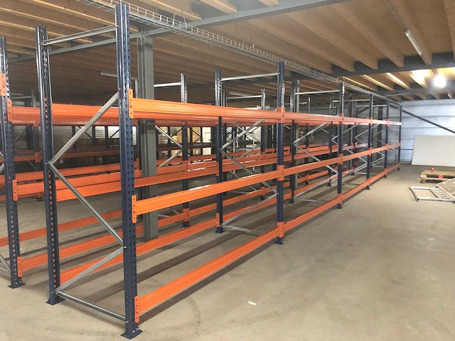 Palletstelling ±38m lang. erg netjes - afbeelding 1 van  2