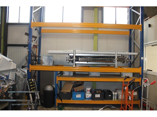 Palletstelling bestaande uit 2 staanders met hoogte ca. 400 cm, 5 leggers met lengte 370 cm en ingebouwde s... - afbeelding 1 van  3