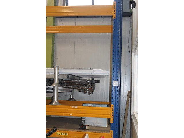 Palletstelling bestaande uit 2 staanders met hoogte ca. 400 cm, 5 leggers met lengte 370 cm en ingebouwde s... - afbeelding 2 van  3