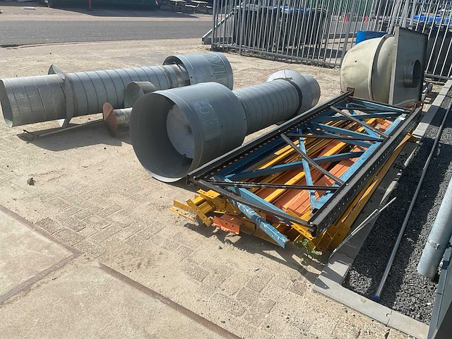 Palletstelling en stalen buizen - afbeelding 1 van  3