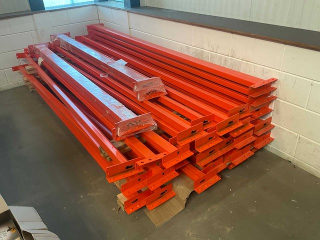 Palletstelling liggers (circa 40 stuks) en houten legborden - afbeelding 1 van  6