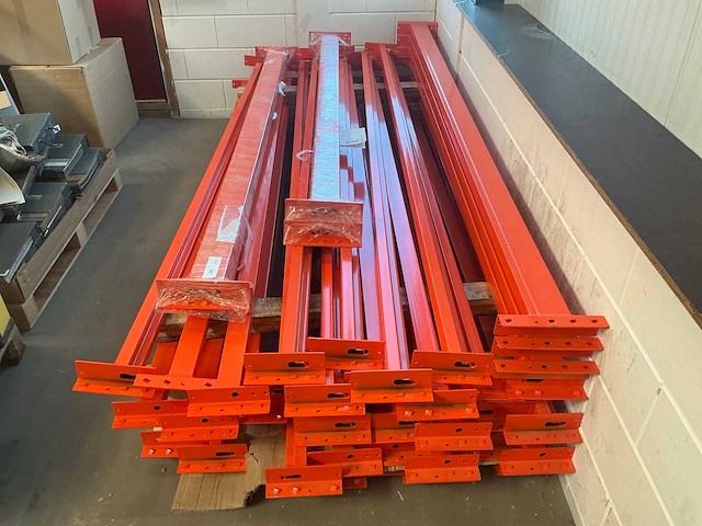 Palletstelling liggers (circa 40 stuks) en houten legborden - afbeelding 3 van  6