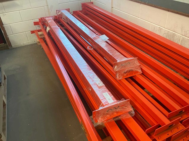 Palletstelling liggers (circa 40 stuks) en houten legborden - afbeelding 4 van  6