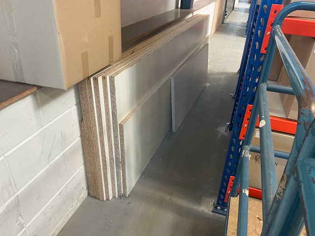 Palletstelling liggers (circa 40 stuks) en houten legborden - afbeelding 6 van  6