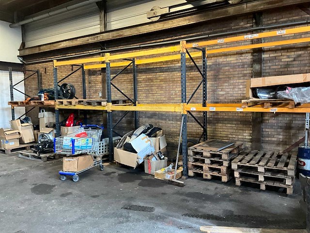 Palletstelling met motoronderdelen en diversen - afbeelding 2 van  34