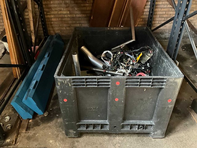 Palletstelling met motoronderdelen en diversen - afbeelding 3 van  34