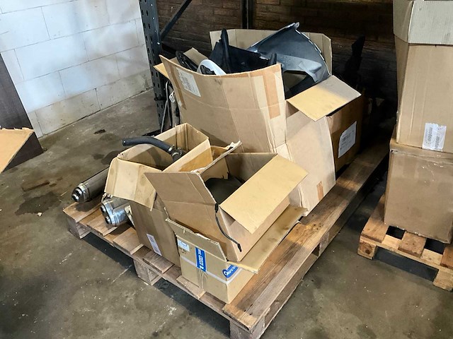 Palletstelling met motoronderdelen en diversen - afbeelding 11 van  34