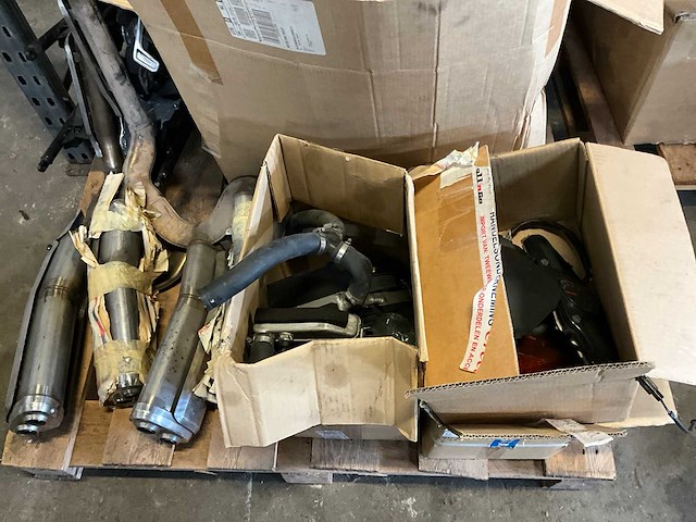 Palletstelling met motoronderdelen en diversen - afbeelding 13 van  34