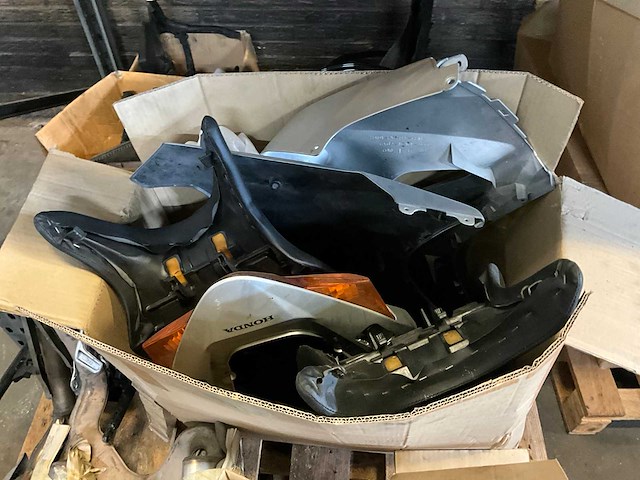 Palletstelling met motoronderdelen en diversen - afbeelding 14 van  34