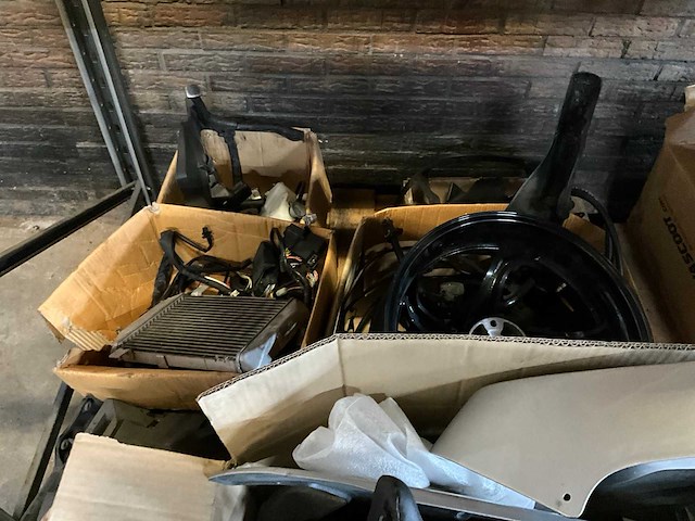 Palletstelling met motoronderdelen en diversen - afbeelding 15 van  34