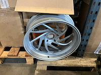 Palletstelling met motoronderdelen en diversen - afbeelding 17 van  34