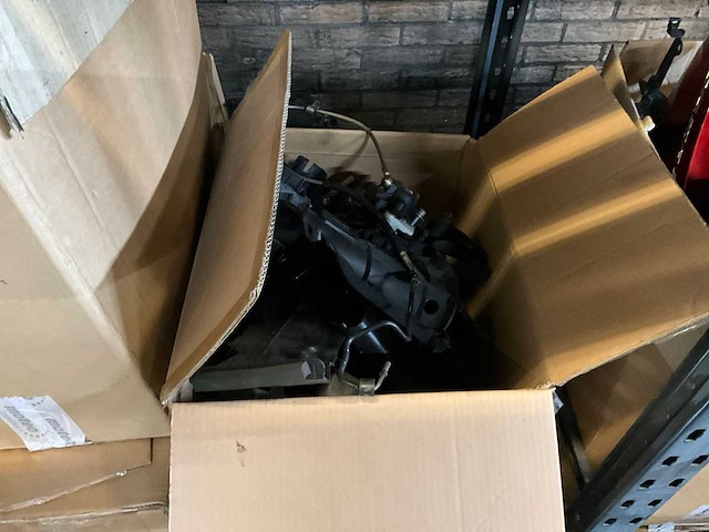 Palletstelling met motoronderdelen en diversen - afbeelding 18 van  34