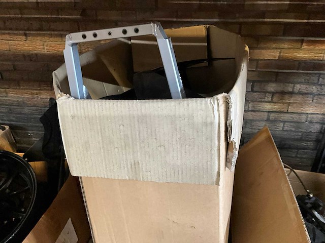 Palletstelling met motoronderdelen en diversen - afbeelding 19 van  34