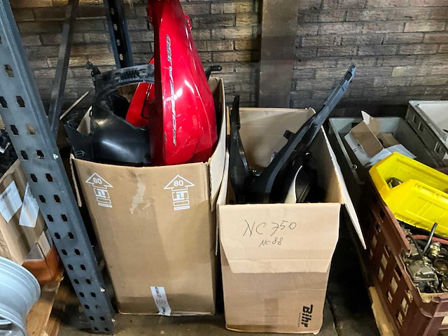 Palletstelling met motoronderdelen en diversen - afbeelding 21 van  34