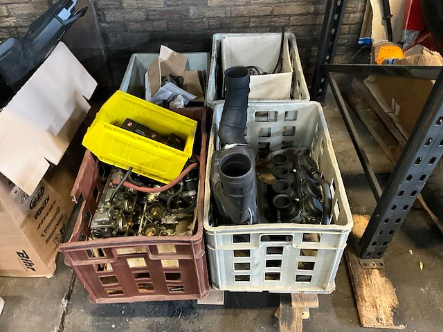 Palletstelling met motoronderdelen en diversen - afbeelding 22 van  34