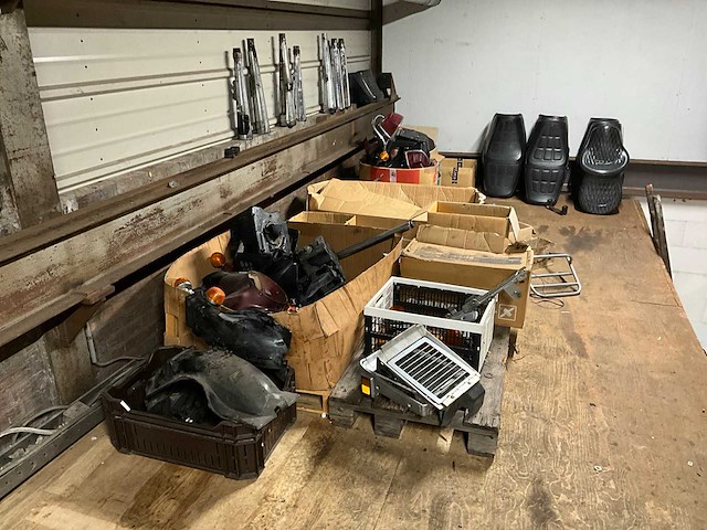 Palletstelling met motoronderdelen en diversen - afbeelding 12 van  34
