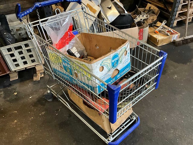 Palletstelling met motoronderdelen en diversen - afbeelding 24 van  34