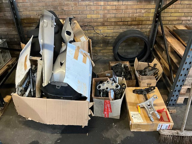 Palletstelling met motoronderdelen en diversen - afbeelding 25 van  34