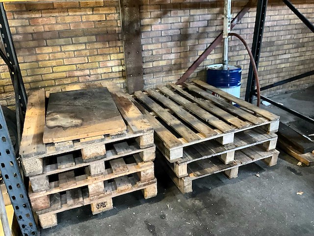 Palletstelling met motoronderdelen en diversen - afbeelding 26 van  34