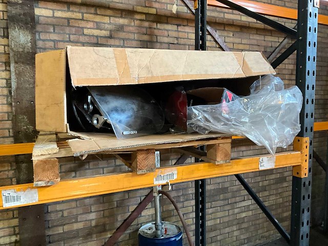 Palletstelling met motoronderdelen en diversen - afbeelding 27 van  34