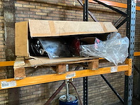 Palletstelling met motoronderdelen en diversen - afbeelding 27 van  34