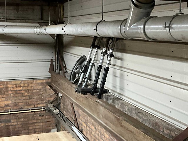 Palletstelling met motoronderdelen en diversen - afbeelding 23 van  34