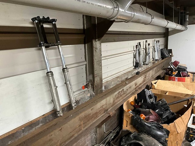 Palletstelling met motoronderdelen en diversen - afbeelding 29 van  34