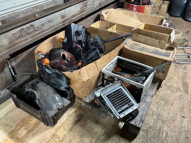 Palletstelling met motoronderdelen en diversen - afbeelding 30 van  34