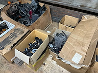 Palletstelling met motoronderdelen en diversen - afbeelding 31 van  34