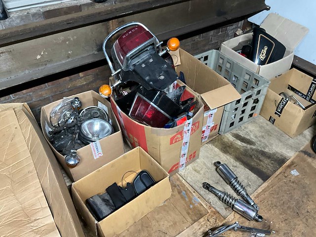 Palletstelling met motoronderdelen en diversen - afbeelding 32 van  34