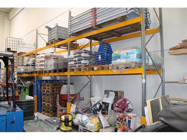 Palletstelling met vier staanders. afmeting 110 x circa 400 cm. twaalf leggers met lengte 270 cm. vier bes... - afbeelding 1 van  4